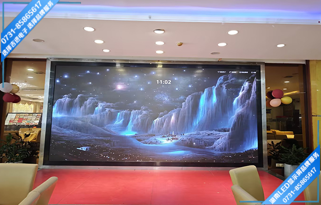 長沙望城區(qū)月亮島某酒店接待大廳LED顯示屏.jpg 長沙望城區(qū)月亮島某酒店接待大廳LED顯示屏.jpg